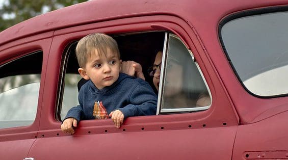 Je auto schenken aan je kleinkind: wat kost het
