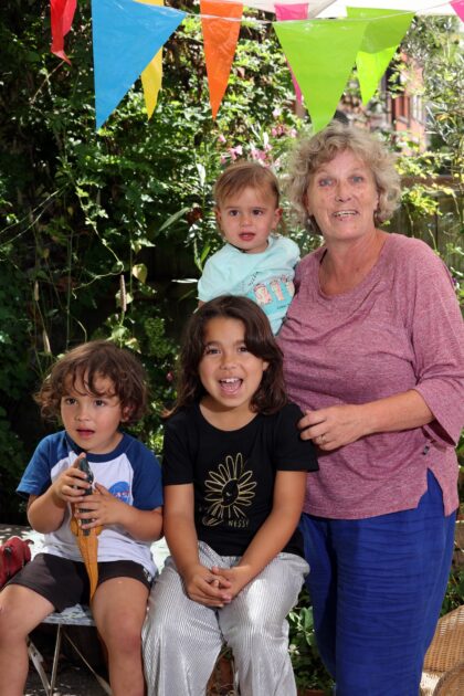 De kleinkinderen van Anouk wonen in het buitenland: ‘Wanneer we elkaar omhelzen, lijkt er geen jaar maar slechts een dag voorbij’