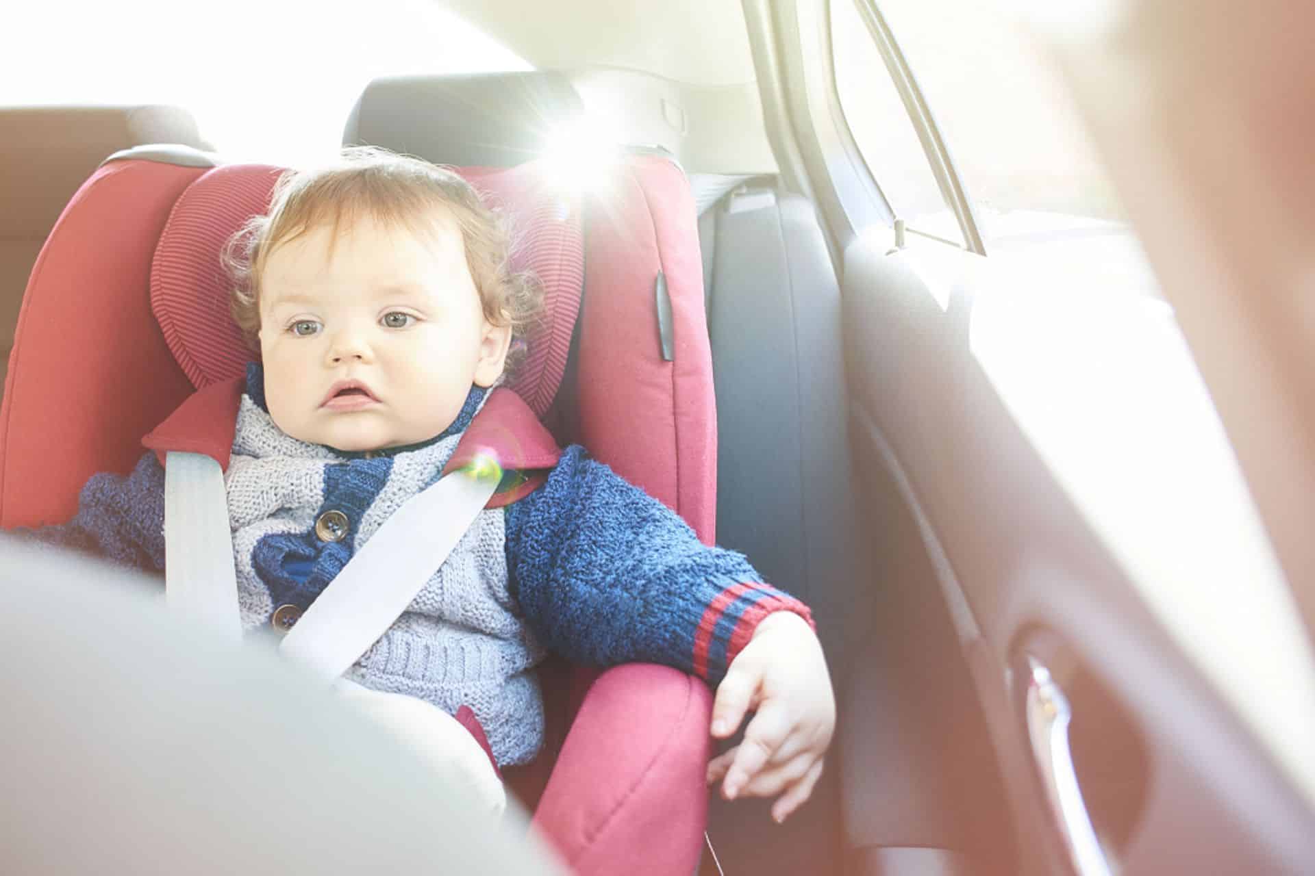 Dit gebeurt met een baby als het te warm wordt in de auto
