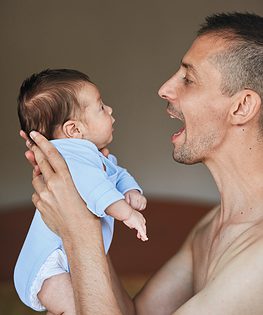papa en baby oefenen babytaal