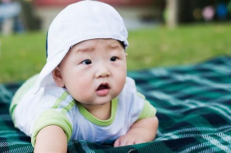 7 voordelen van je baby regelmatig op zijn buik te laten liggen
