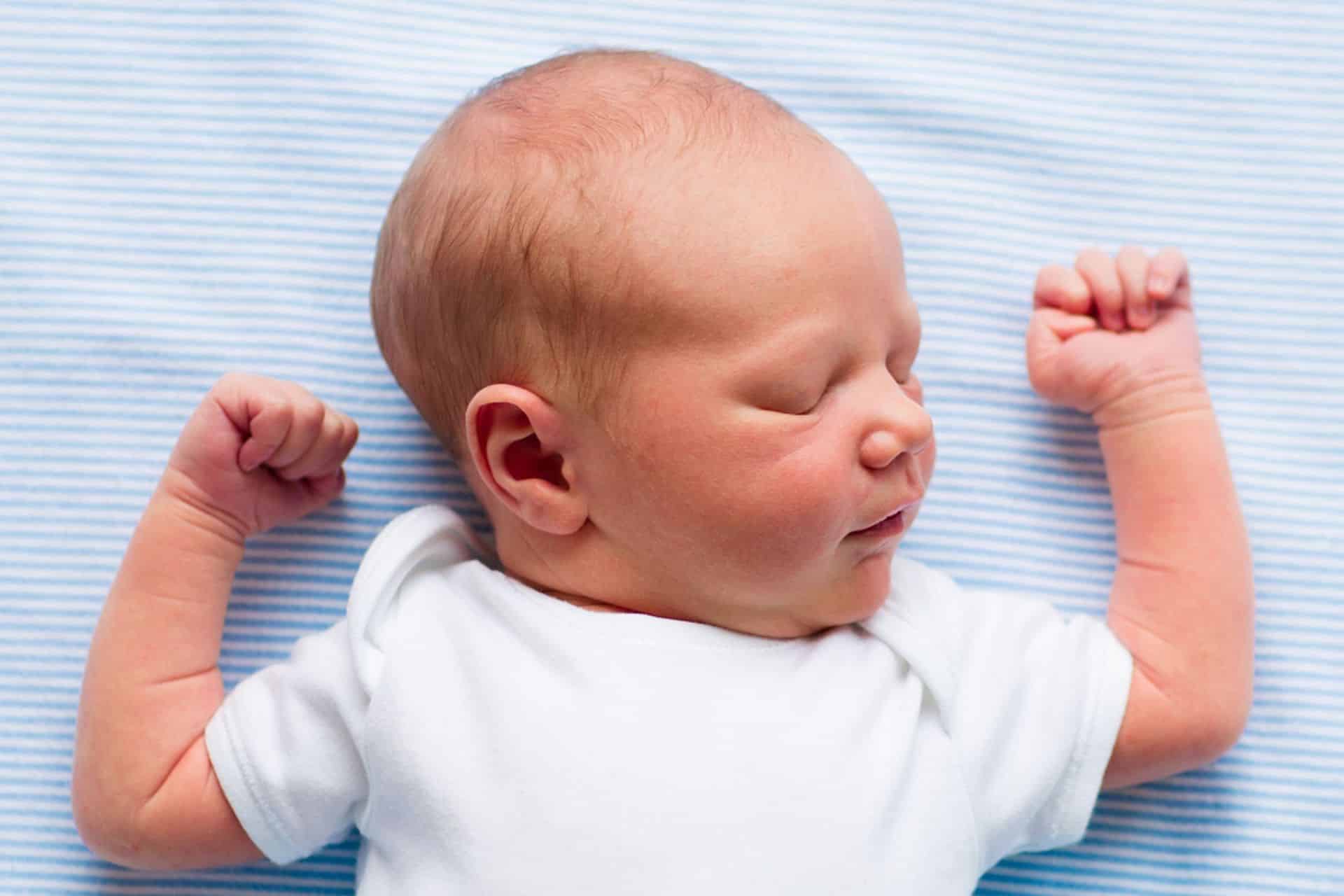 Met deze 4 tips kan ook jouw baby slapen bij warm weer