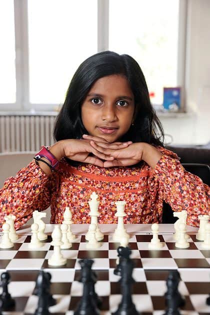 Dhanyadha vertelt waarom ze schaken leuk vindt: 'Het lijkt een puzzel om op te lossen'