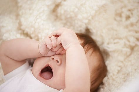 Hoe help ik mijn kindje doorslapen ’s nachts?