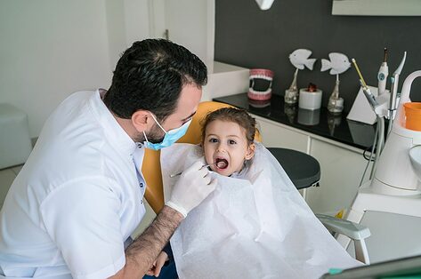 De eerste keer naar de tandarts: hoe pak je het aan?