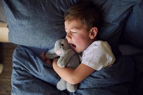 Hoe leer ik mijn kind in zijn eigen bed slapen?