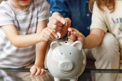 Geld besparen - centen in spaarpot - geld gezocht