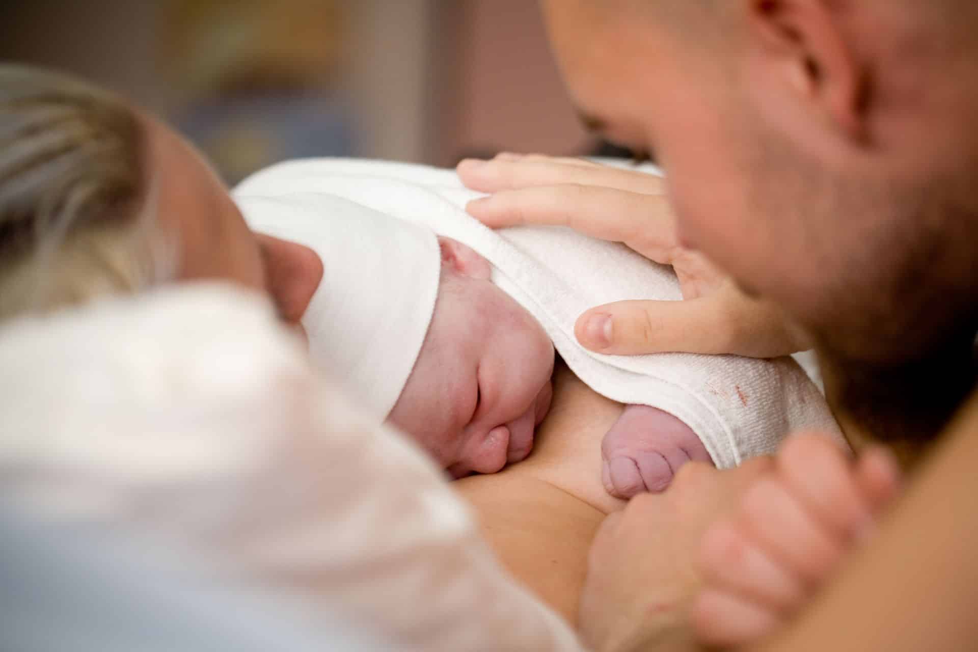 Waarom huid-op-huidcontact na de geboorte zo belangrijk (en heerlijk!) is