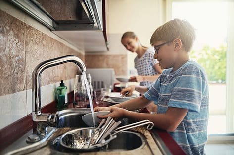 Welke huishoudelijke klusjes kunnen kinderen doen? Een overzicht