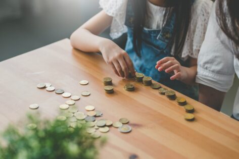 Hoe leer je je jonge kinderen omgaan met geld?