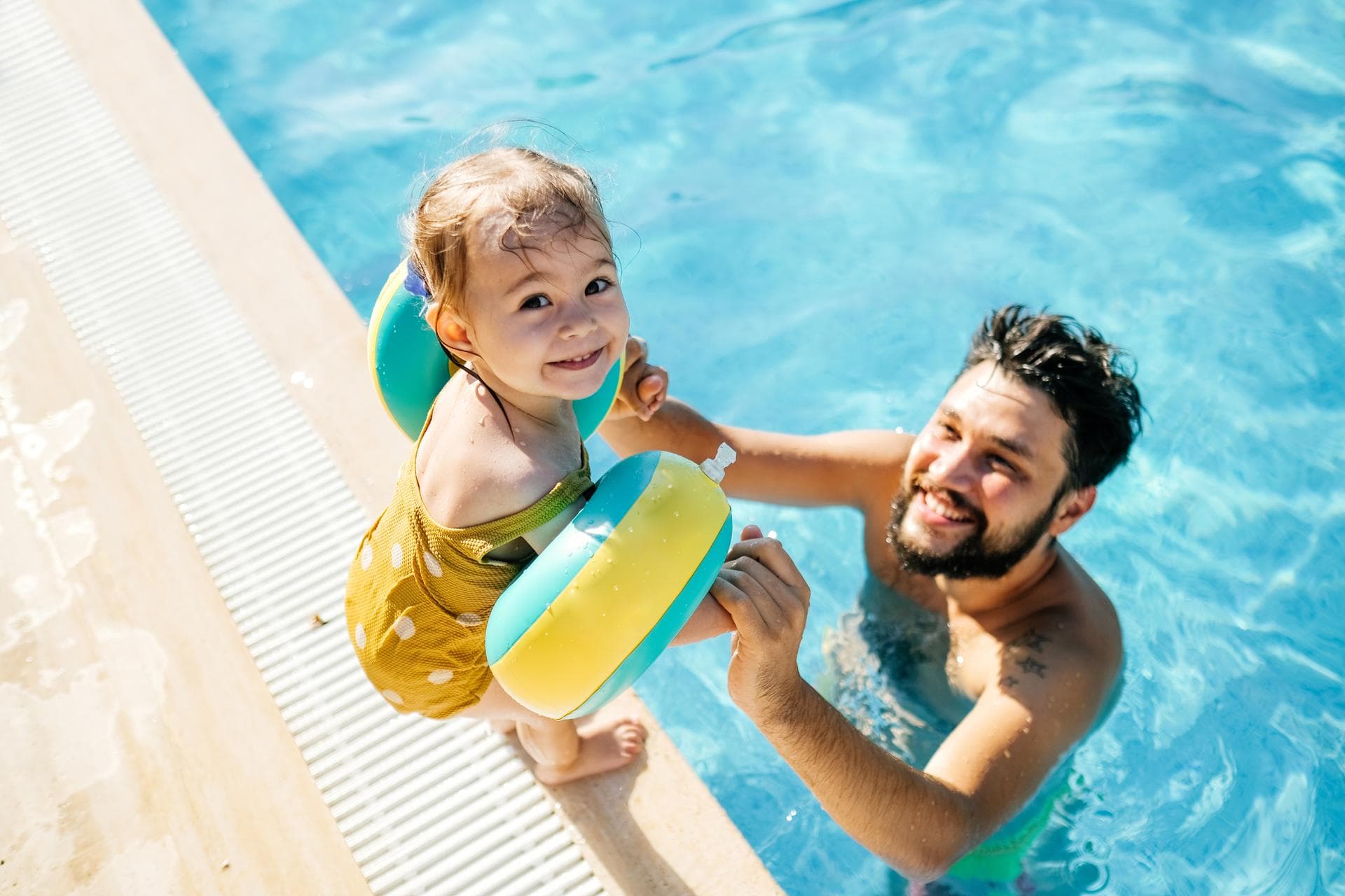 Kind veilig in het water: hoe doe je dat als je kind nog niet kan zwemmen?