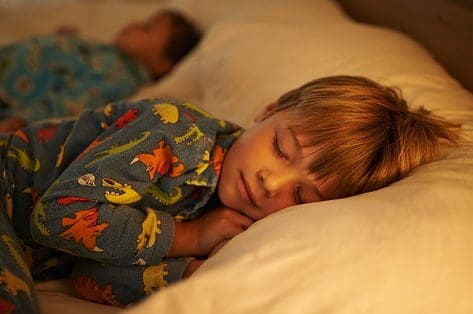 Studie: 'Bedtijd afdwingen helpt kinderen voldoende slapen'