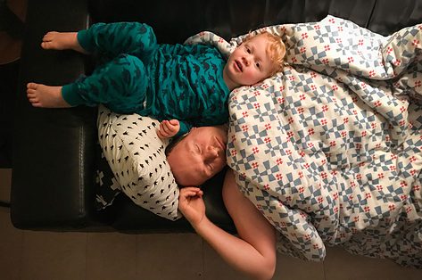 Samen slapen, elk bij een kind