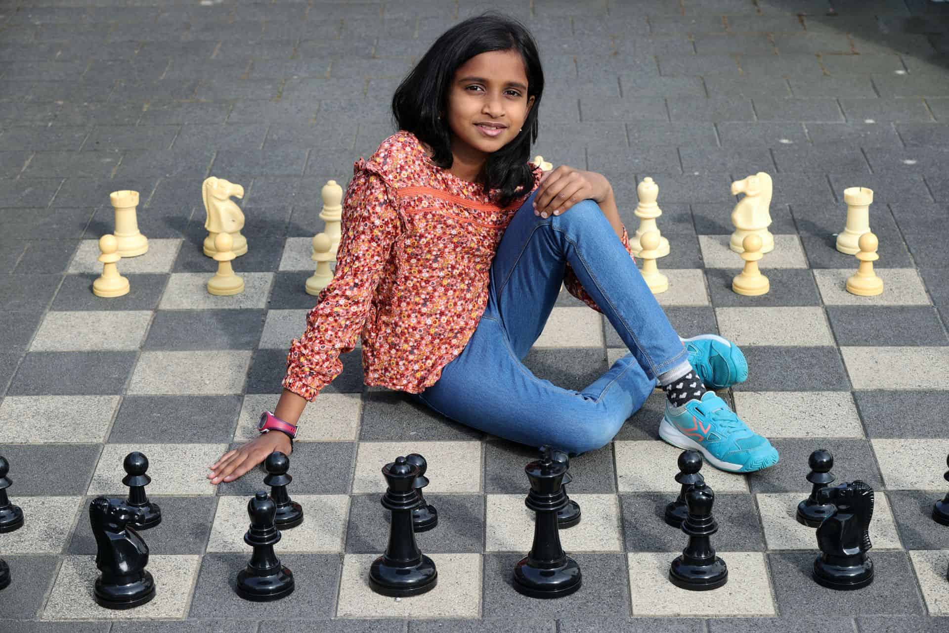 Dhanyadha vertelt waarom ze schaken leuk vindt: 'Het lijkt een puzzel om op te lossen'