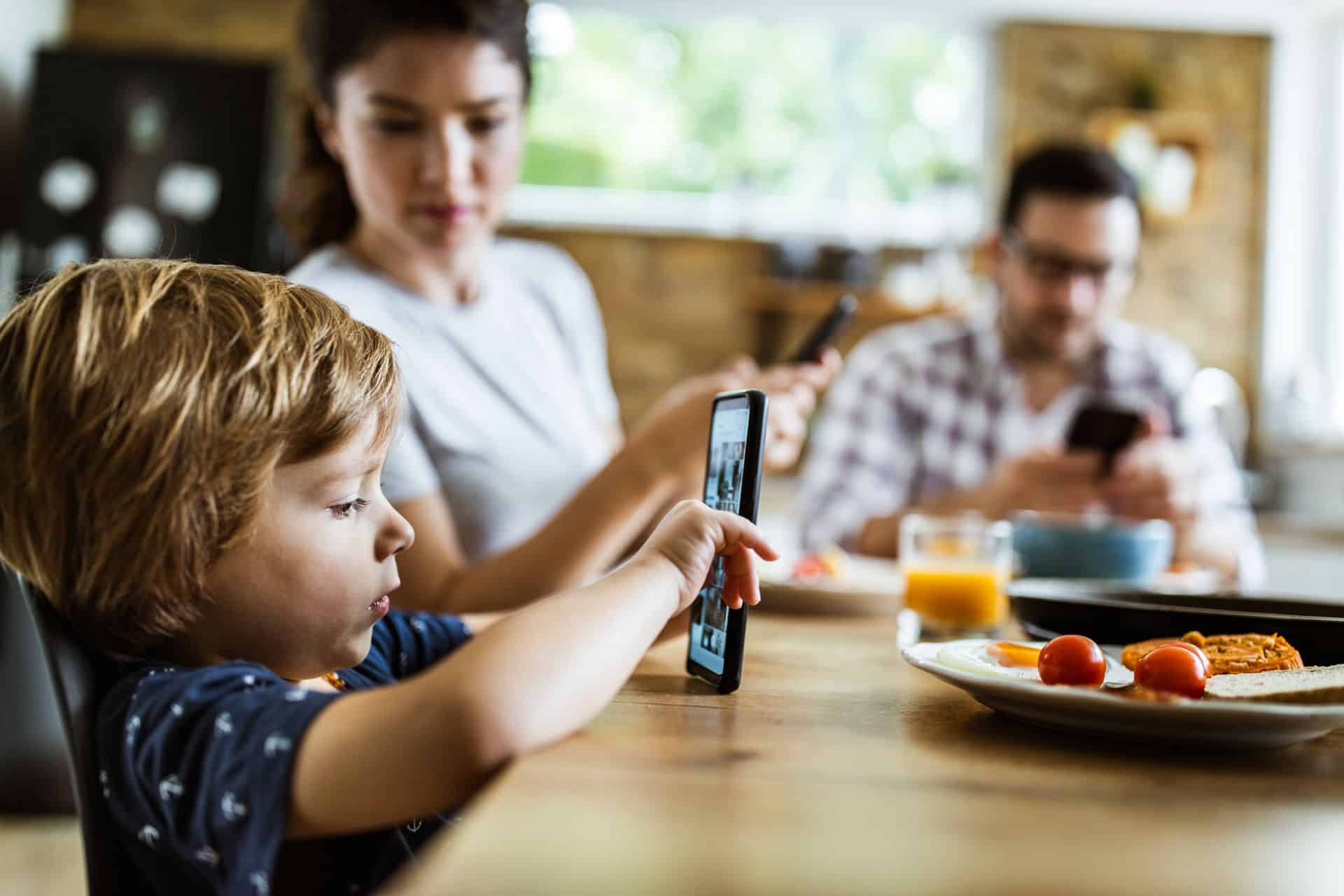 Schermtijd tijdens het eten: mogen jonge kinderen aan tafel op hun scherm spelen?